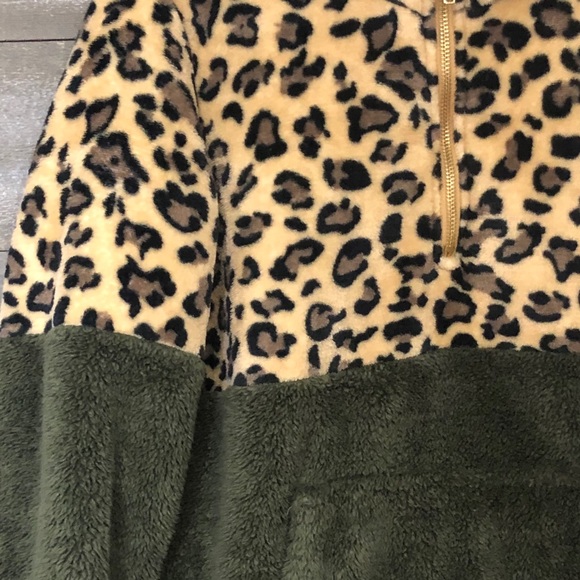 Adult Small leopard & olive green fleece pullover - Picture 2 of 6